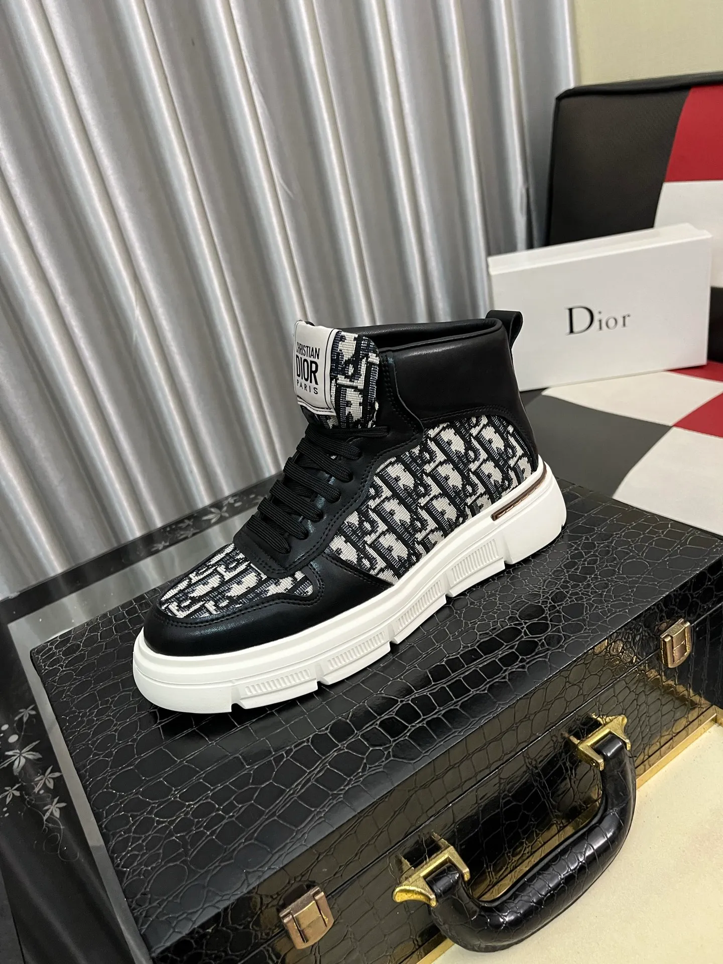 Men's shoes💰420⌚️⌚️[Dior] Dior's new men's genuine leather casual shoes, the highest version on the market, any comparison is welcome🆚! The original leather has excellent texture and is super high-end! Fetal sheep net lining imported from Italy, removable pad! Luxurious materials and fine workmanship, highly recommended! Code number: 38-442️⃣Colors available